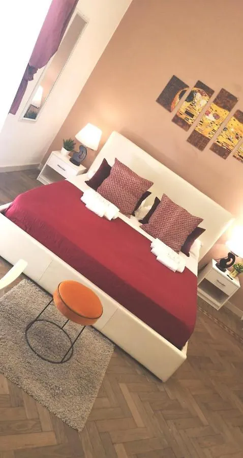 Domus Luigi Leone II Bed & Breakfast Naples