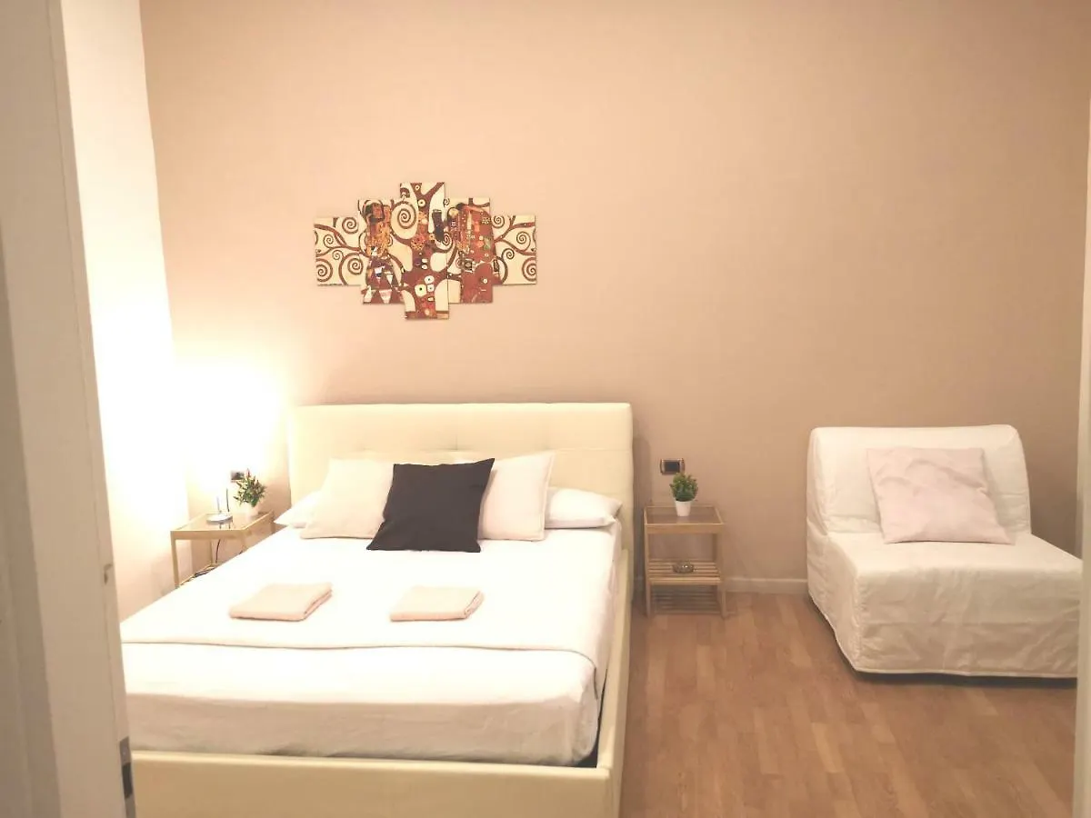 Domus Luigi Leone II Bed & Breakfast Naples