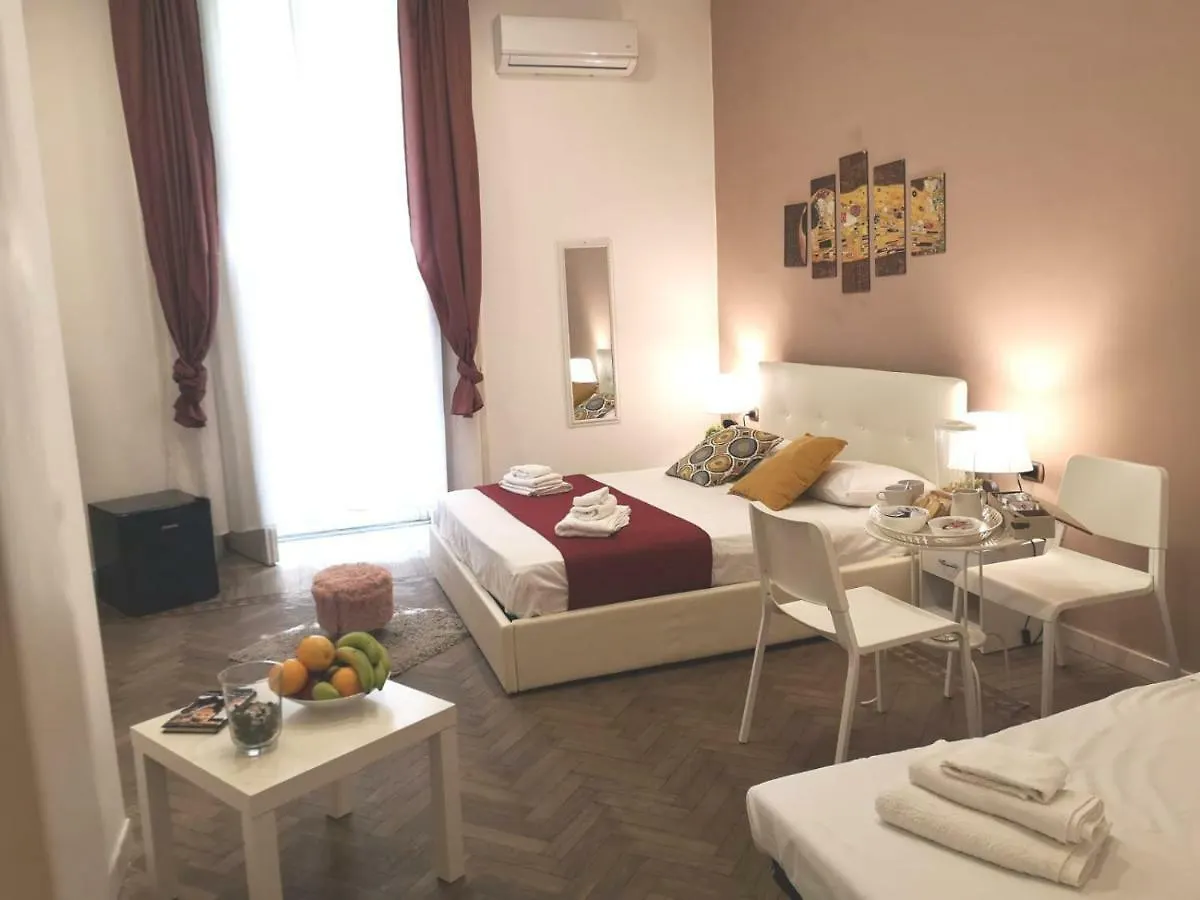 Domus Luigi Leone II Bed & Breakfast Naples