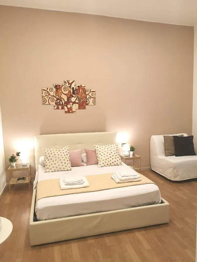 Domus Luigi Leone II Bed & Breakfast Naples 0*,