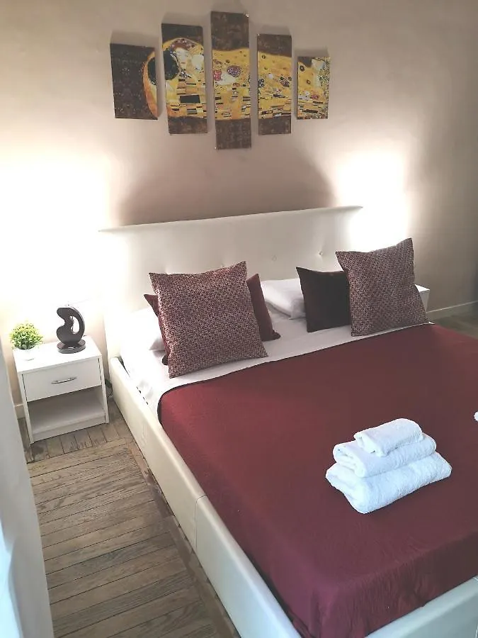 Domus Luigi Leone II Bed & Breakfast Naples