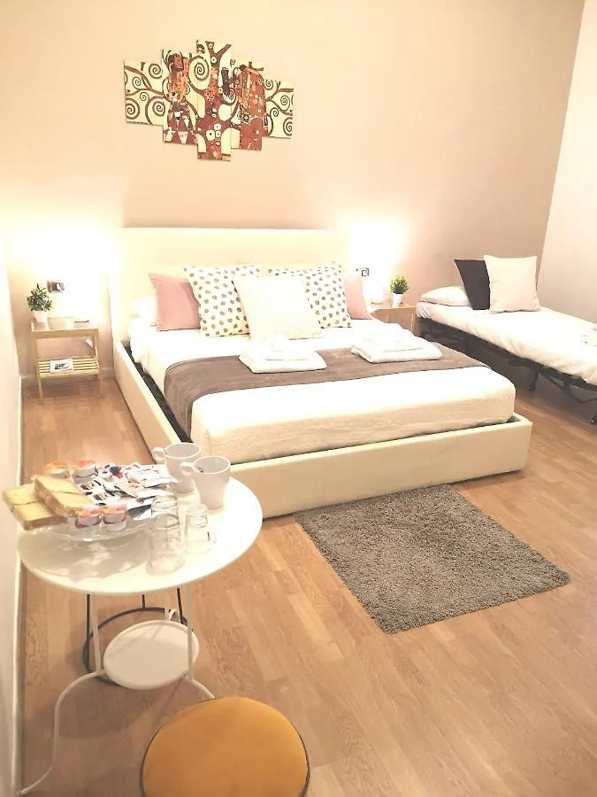 Domus Luigi Leone II Bed & Breakfast Naples Italy
